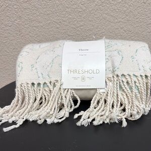 NWT‎ Threshold Cream and Green Fringed Throw